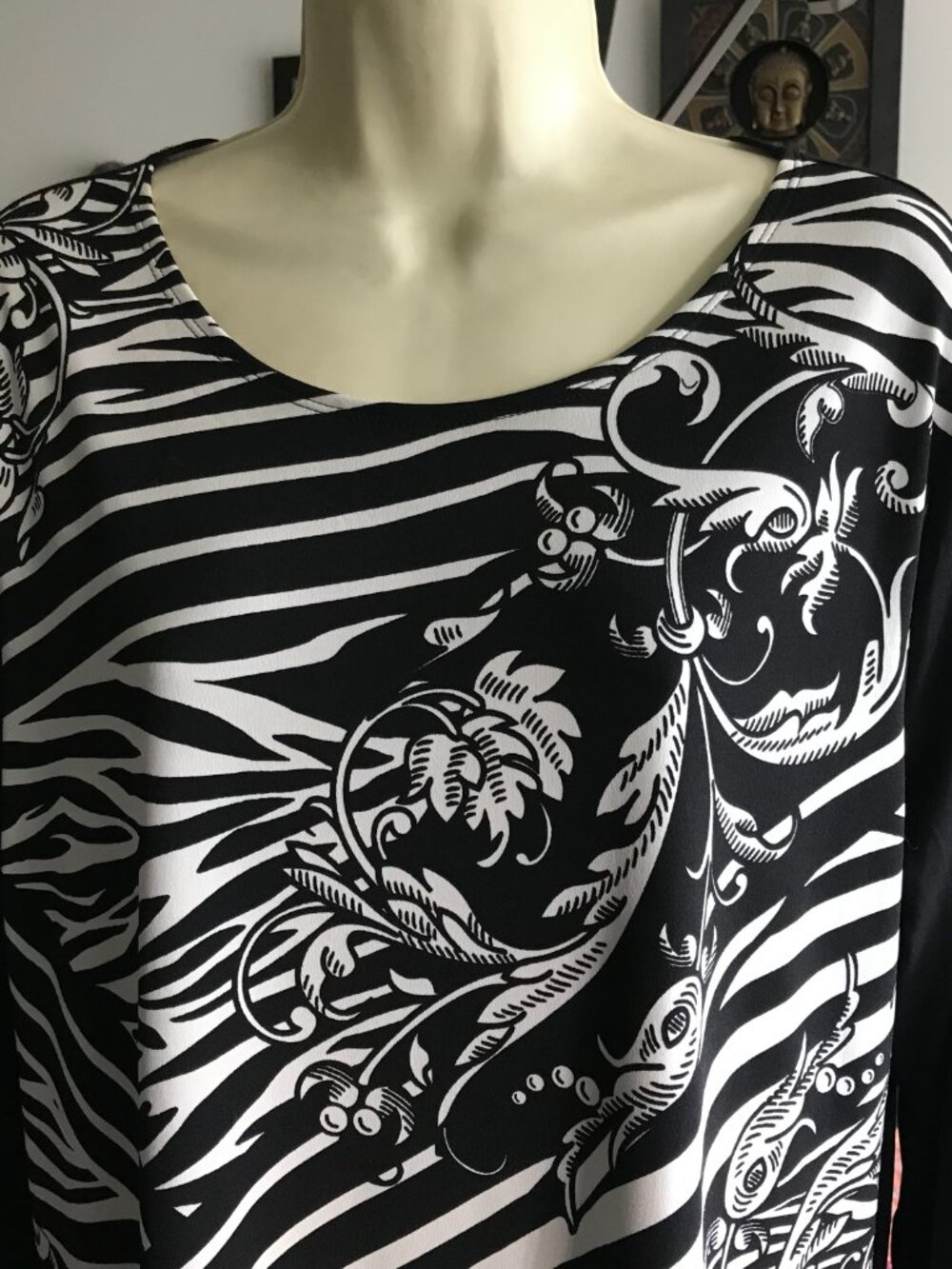 Easywear by CHICO'S size 2 / L Black & Ivory Print Stretch Asymmetric Tunic Top - Picture 2 of 5
